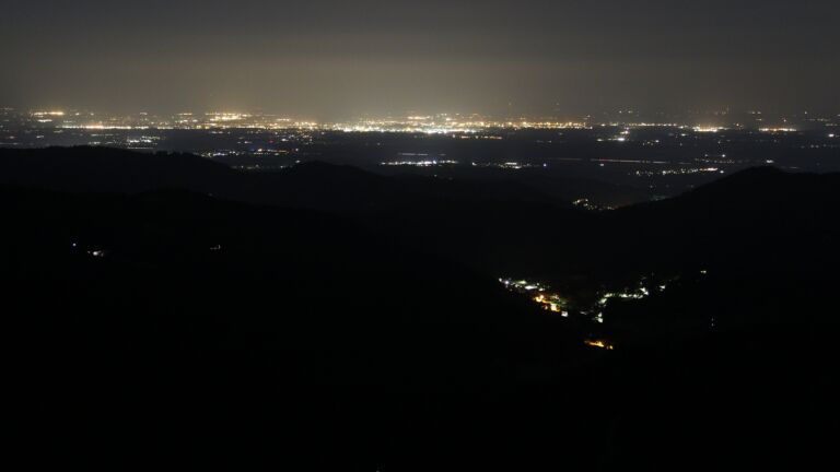 Dieses Bild zeigt eine Webcam-Aufnahme vom Achertal, aufgenommen am Mittwoch, den 18.06.2025 um 02:10 Uhr. Die Temperatur betrug 15.6°C.