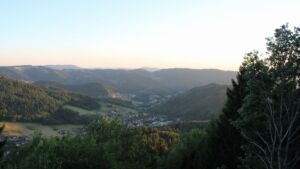 Dieses Bild zeigt eine Webcam-Aufnahme vom Achertal, aufgenommen am Donnerstag, den 13.08.2026 um 20:20 Uhr. Die Temperatur betrug 28.7°C.