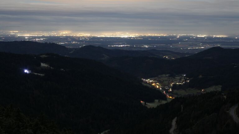 Dieses Bild zeigt eine Webcam-Aufnahme vom Achertal, aufgenommen am Samstag, den 06.12.2025 um 03:30 Uhr. Die Temperatur betrug 0.5°C.