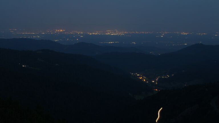 Dieses Bild zeigt eine Webcam-Aufnahme vom Achertal, aufgenommen am Freitag, den 15.08.2025 um 05:30 Uhr. Die Temperatur betrug 23.1°C.