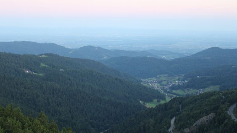 Dieses Bild zeigt eine Webcam-Aufnahme vom Achertal, aufgenommen am Freitag, den 08.08.2025 um 06:10 Uhr. Die Temperatur betrug 17.8°C.