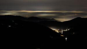 Dieses Bild zeigt eine Webcam-Aufnahme vom Achertal, aufgenommen am Samstag, den 17.01.2026 um 21:30 Uhr. Die Temperatur betrug 5.9°C.