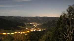 Dieses Bild zeigt eine Webcam-Aufnahme vom Achertal, aufgenommen am Donnerstag, den 29.10.2026 um 00:00 Uhr. Die Temperatur betrug 6.8°C.