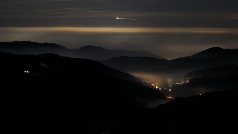 Dieses Bild zeigt eine Webcam-Aufnahme vom Achertal, aufgenommen am Samstag, den 24.01.2026 um 22:00 Uhr. Die Temperatur betrug 2.4°C.