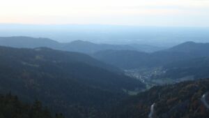 Dieses Bild zeigt eine Webcam-Aufnahme vom Achertal, aufgenommen am Samstag, den 18.10.2025 um 18:50 Uhr. Die Temperatur betrug 5.4°C.