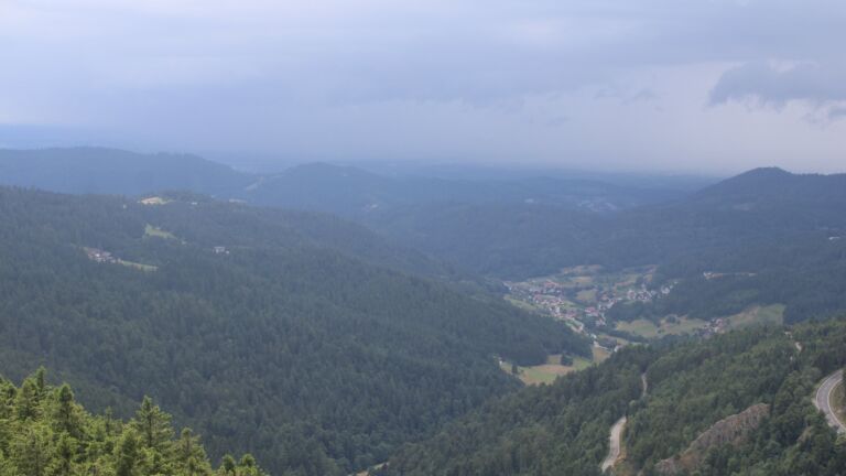 Dieses Bild zeigt eine Webcam-Aufnahme vom Achertal, aufgenommen am Dienstag, den 08.07.2025 um 17:10 Uhr. Die Temperatur betrug 10.8°C.