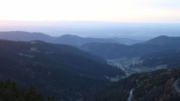 Dieses Bild zeigt eine Webcam-Aufnahme vom Achertal, aufgenommen am Donnerstag, den 30.10.2025 um 17:30 Uhr. Die Temperatur betrug 7°C.