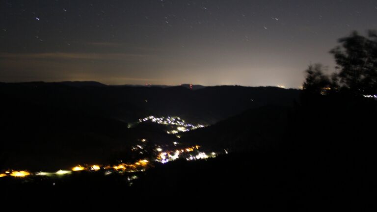 Dieses Bild zeigt eine Webcam-Aufnahme vom Achertal, aufgenommen am Sonntag, den 23.08.2026 um 03:30 Uhr. Die Temperatur betrug 13.1°C.