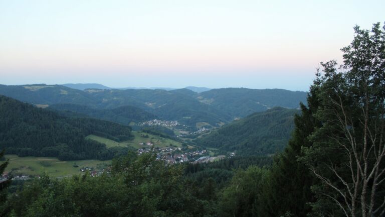 Dieses Bild zeigt eine Webcam-Aufnahme vom Achertal, aufgenommen am Mittwoch, den 22.07.2026 um 05:50 Uhr. Die Temperatur betrug 14.1°C.