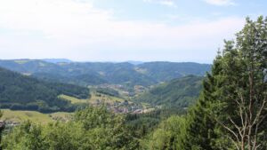 Dieses Bild zeigt eine Webcam-Aufnahme vom Achertal, aufgenommen am Samstag, den 25.07.2026 um 13:10 Uhr. Die Temperatur betrug 26.9°C.