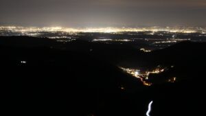 Dieses Bild zeigt eine Webcam-Aufnahme vom Achertal, aufgenommen am Dienstag, den 09.12.2025 um 20:30 Uhr. Die Temperatur betrug 10.8°C.