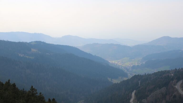 Dieses Bild zeigt eine Webcam-Aufnahme vom Achertal, aufgenommen am Montag, den 23.03.2026 um 14:50 Uhr. Die Temperatur betrug 7.3°C.