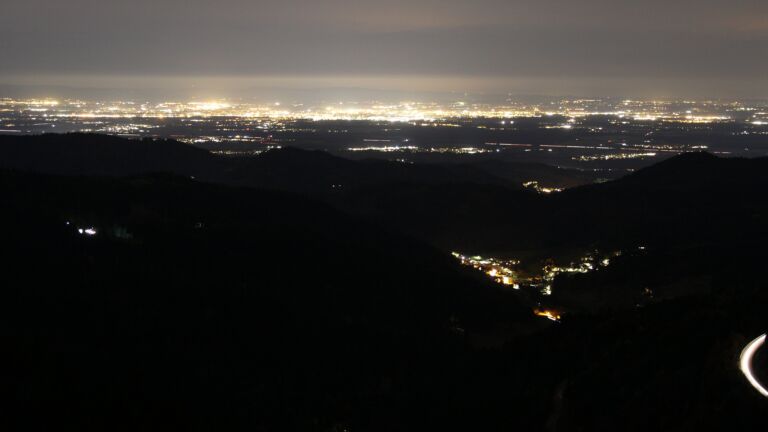 Dieses Bild zeigt eine Webcam-Aufnahme vom Achertal, aufgenommen am Donnerstag, den 30.10.2025 um 21:30 Uhr. Die Temperatur betrug 5.6°C.