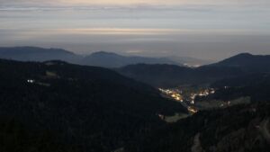 Dieses Bild zeigt eine Webcam-Aufnahme vom Achertal, aufgenommen am Mittwoch, den 03.12.2025 um 23:30 Uhr. Die Temperatur betrug 2.6°C.