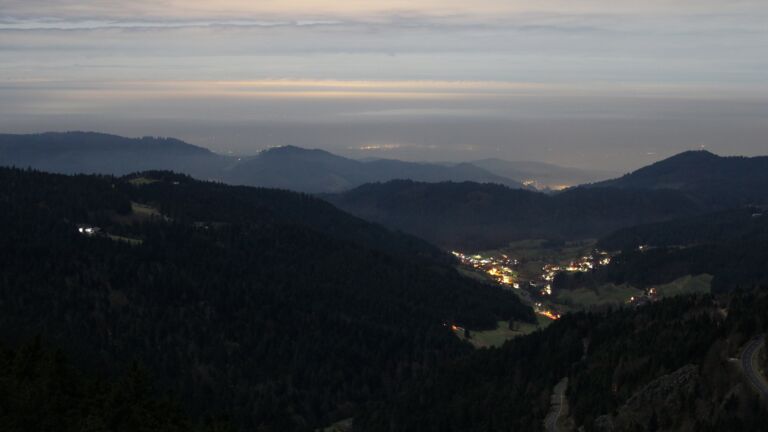 Dieses Bild zeigt eine Webcam-Aufnahme vom Achertal, aufgenommen am Mittwoch, den 03.12.2025 um 23:30 Uhr. Die Temperatur betrug 2.6°C.