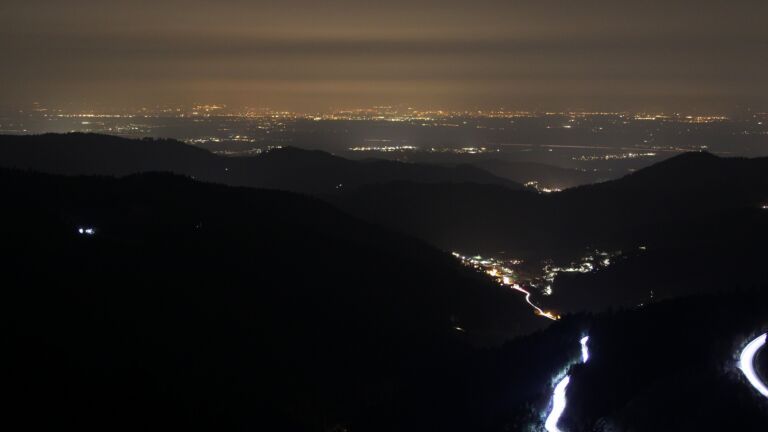 Dieses Bild zeigt eine Webcam-Aufnahme vom Achertal, aufgenommen am Sonntag, den 08.03.2026 um 20:30 Uhr. Die Temperatur betrug 8.5°C.