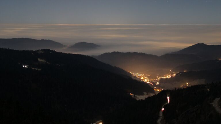 Dieses Bild zeigt eine Webcam-Aufnahme vom Achertal, aufgenommen am Montag, den 29.12.2025 um 21:00 Uhr. Die Temperatur betrug -0.6°C.