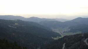 Dieses Bild zeigt eine Webcam-Aufnahme vom Achertal, aufgenommen am Sonntag, den 05.04.2026 um 19:00 Uhr. Die Temperatur betrug 7.6°C.