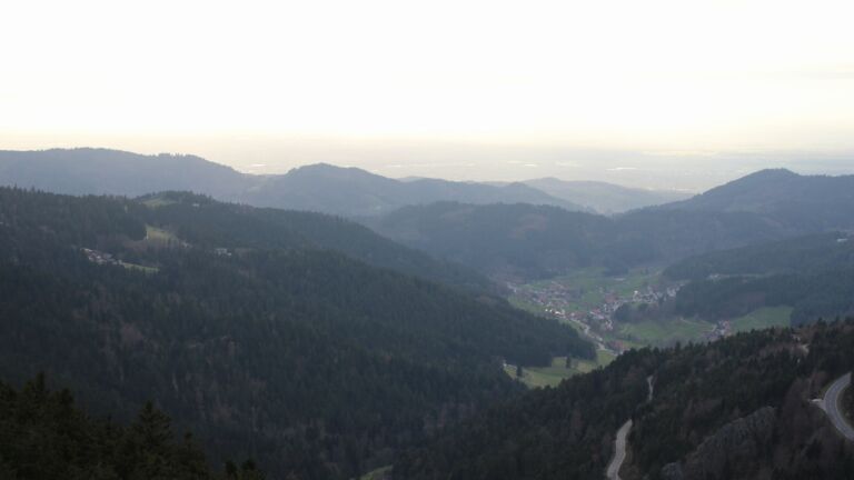 Dieses Bild zeigt eine Webcam-Aufnahme vom Achertal, aufgenommen am Sonntag, den 05.04.2026 um 19:00 Uhr. Die Temperatur betrug 7.6°C.