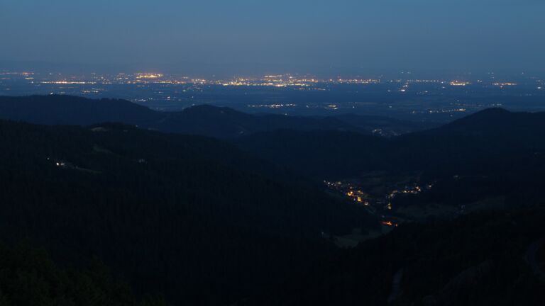 Dieses Bild zeigt eine Webcam-Aufnahme vom Achertal, aufgenommen am Sonntag, den 13.07.2025 um 04:40 Uhr. Die Temperatur betrug 15.2°C.