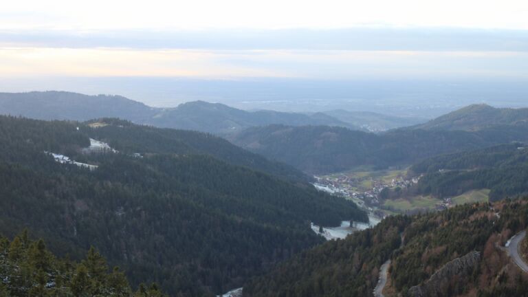 Dieses Bild zeigt eine Webcam-Aufnahme vom Achertal, aufgenommen am Mittwoch, den 19.11.2025 um 16:00 Uhr. Die Temperatur betrug -0.9°C.