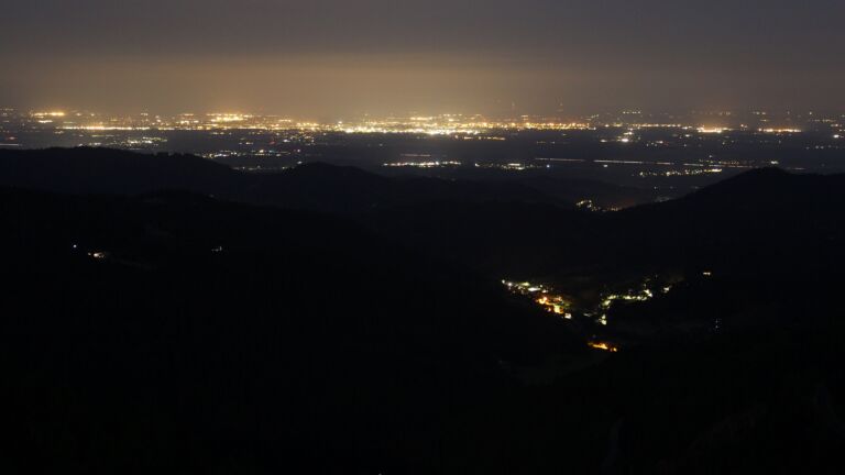 Dieses Bild zeigt eine Webcam-Aufnahme vom Achertal, aufgenommen am Freitag, den 20.06.2025 um 03:40 Uhr. Die Temperatur betrug 13.8°C.