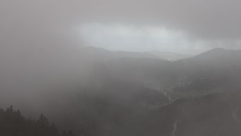 Dieses Bild zeigt eine Webcam-Aufnahme vom Achertal, aufgenommen am Montag, den 27.10.2025 um 17:10 Uhr. Die Temperatur betrug 2.6°C.