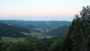 Dieses Bild zeigt eine Webcam-Aufnahme vom Achertal, aufgenommen am Freitag, den 24.07.2026 um 05:50 Uhr. Die Temperatur betrug 13.7°C.