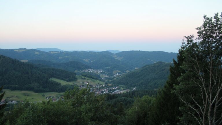 Dieses Bild zeigt eine Webcam-Aufnahme vom Achertal, aufgenommen am Freitag, den 24.07.2026 um 05:50 Uhr. Die Temperatur betrug 13.7°C.