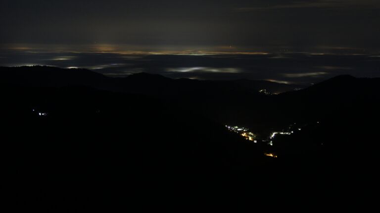 Dieses Bild zeigt eine Webcam-Aufnahme vom Achertal, aufgenommen am Mittwoch, den 01.10.2025 um 04:30 Uhr. Die Temperatur betrug 5.6°C.