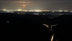 Dieses Bild zeigt eine Webcam-Aufnahme vom Achertal, aufgenommen am Dienstag, den 28.04.2026 um 04:40 Uhr. Die Temperatur betrug 9.6°C.