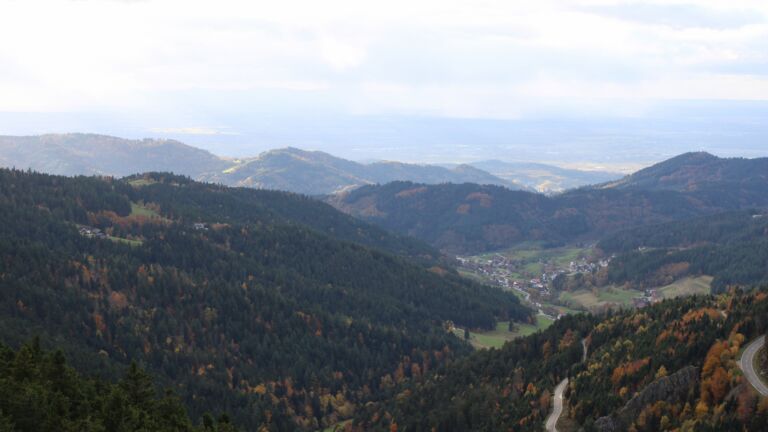 Dieses Bild zeigt eine Webcam-Aufnahme vom Achertal, aufgenommen am Freitag, den 24.10.2025 um 16:30 Uhr. Die Temperatur betrug 3.4°C.