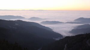 Dieses Bild zeigt eine Webcam-Aufnahme vom Achertal, aufgenommen am Montag, den 29.12.2025 um 17:00 Uhr. Die Temperatur betrug 2.2°C.