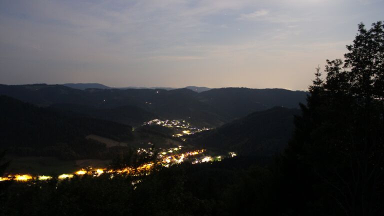 Dieses Bild zeigt eine Webcam-Aufnahme vom Achertal, aufgenommen am Sonntag, den 21.06.2026 um 23:10 Uhr. Die Temperatur betrug 26.6°C.