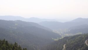 Dieses Bild zeigt eine Webcam-Aufnahme vom Achertal, aufgenommen am Freitag, den 13.06.2025 um 17:50 Uhr. Die Temperatur betrug 27.4°C.