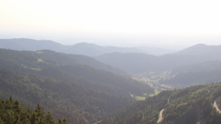 Dieses Bild zeigt eine Webcam-Aufnahme vom Achertal, aufgenommen am Montag, den 16.06.2025 um 19:40 Uhr. Die Temperatur betrug 15.8°C.
