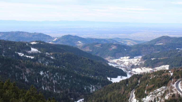 Dieses Bild zeigt eine Webcam-Aufnahme vom Achertal, aufgenommen am Dienstag, den 13.01.2026 um 12:50 Uhr. Die Temperatur betrug 7.2°C.