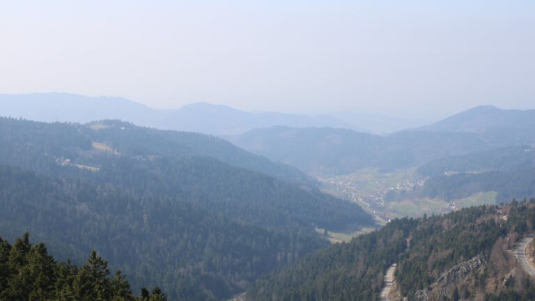 Dieses Bild zeigt eine Webcam-Aufnahme vom Achertal, aufgenommen am Sonntag, den 08.03.2026 um 13:10 Uhr. Die Temperatur betrug 12.7°C.