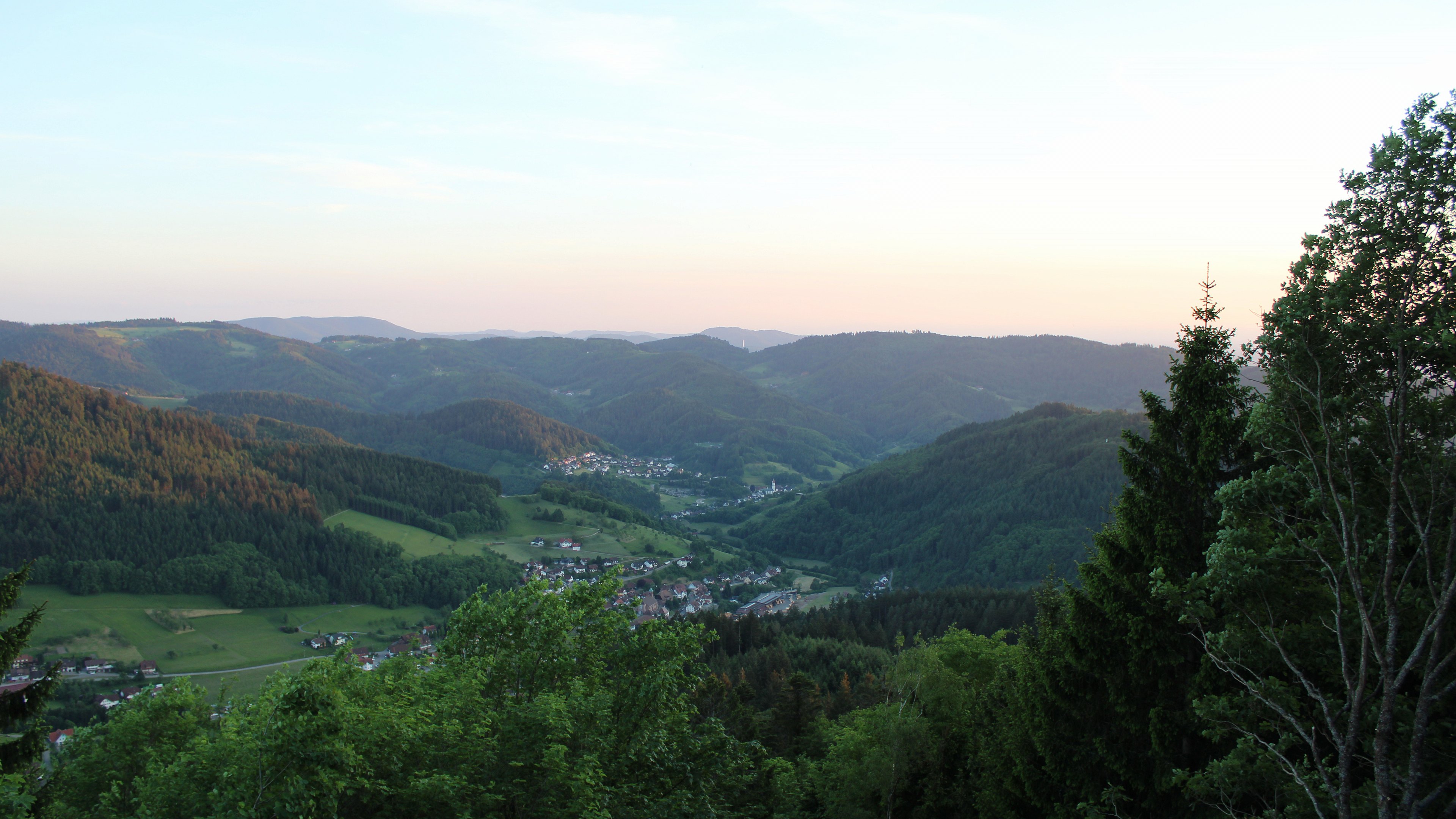 Dieses Bild zeigt eine Webcam-Aufnahme vom Achertal, aufgenommen am Freitag, den 22.05.2026 um 21:00 Uhr. Die Temperatur betrug 21.1°C.