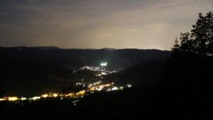 Dieses Bild zeigt eine Webcam-Aufnahme vom Achertal, aufgenommen am Sonntag, den 21.06.2026 um 00:00 Uhr. Die Temperatur betrug 26.6°C.