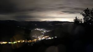 Dieses Bild zeigt eine Webcam-Aufnahme vom Achertal, aufgenommen am Sonntag, den 13.09.2026 um 21:10 Uhr. Die Temperatur betrug 12.8°C.