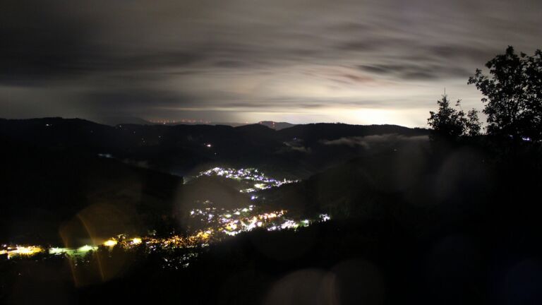 Dieses Bild zeigt eine Webcam-Aufnahme vom Achertal, aufgenommen am Sonntag, den 13.09.2026 um 21:10 Uhr. Die Temperatur betrug 12.8°C.
