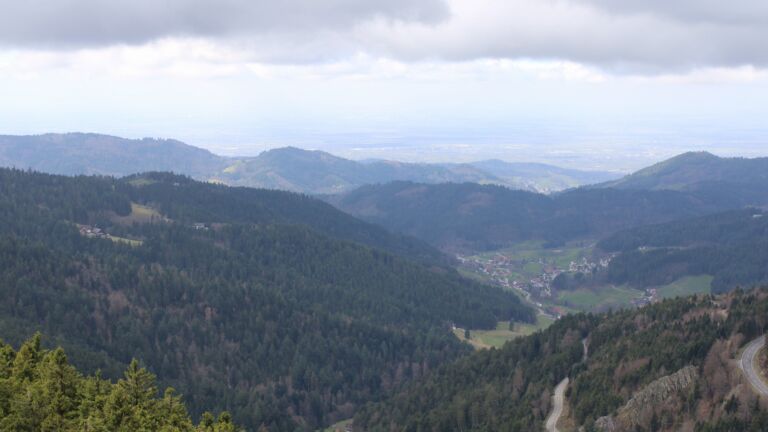 Dieses Bild zeigt eine Webcam-Aufnahme vom Achertal, aufgenommen am Dienstag, den 17.03.2026 um 13:00 Uhr. Die Temperatur betrug 8.2°C.