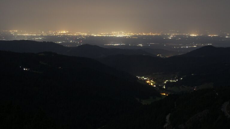 Dieses Bild zeigt eine Webcam-Aufnahme vom Achertal, aufgenommen am Donnerstag, den 14.08.2025 um 04:40 Uhr. Die Temperatur betrug 23°C.
