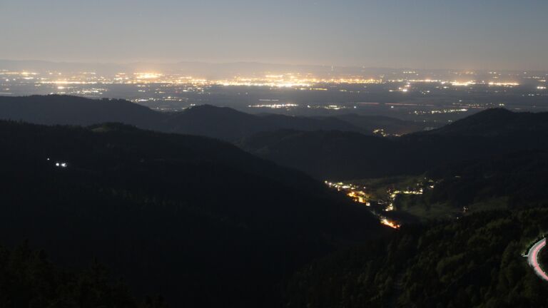 Dieses Bild zeigt eine Webcam-Aufnahme vom Achertal, aufgenommen am Freitag, den 01.05.2026 um 04:10 Uhr. Die Temperatur betrug 4.2°C.