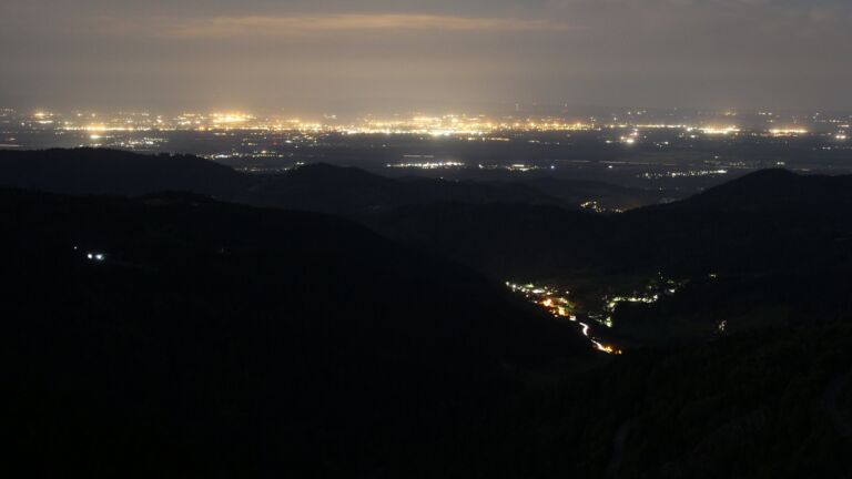 Dieses Bild zeigt eine Webcam-Aufnahme vom Achertal, aufgenommen am Sonntag, den 03.05.2026 um 01:00 Uhr. Die Temperatur betrug 14.9°C.