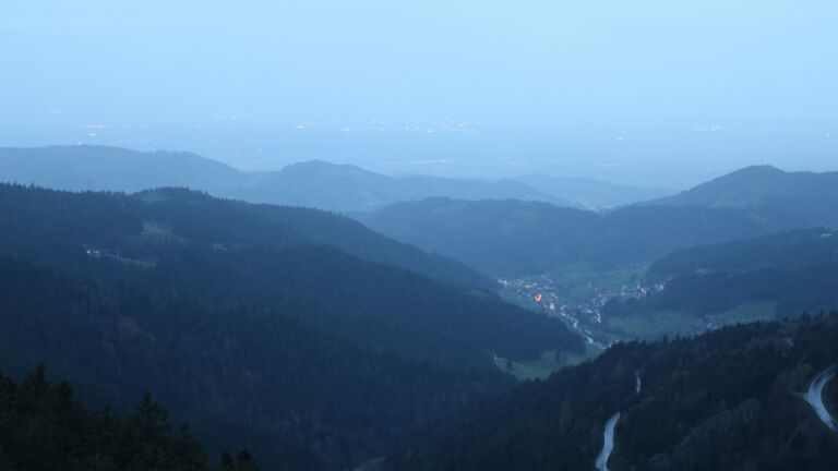 Dieses Bild zeigt eine Webcam-Aufnahme vom Achertal, aufgenommen am Samstag, den 11.04.2026 um 20:30 Uhr. Die Temperatur betrug 10.2°C.