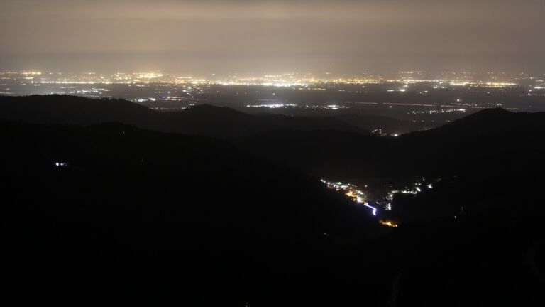 Dieses Bild zeigt eine Webcam-Aufnahme vom Achertal, aufgenommen am Samstag, den 15.11.2025 um 06:20 Uhr. Die Temperatur betrug 12.2°C.