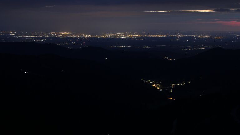 Dieses Bild zeigt eine Webcam-Aufnahme vom Achertal, aufgenommen am Samstag, den 23.08.2025 um 21:20 Uhr. Die Temperatur betrug 10.7°C.