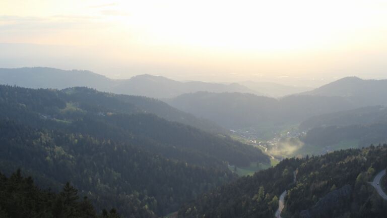 Dieses Bild zeigt eine Webcam-Aufnahme vom Achertal, aufgenommen am Samstag, den 18.04.2026 um 19:40 Uhr. Die Temperatur betrug 13°C.